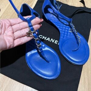 CHANEL Cobalt Blue Quilted Leather T-Strap Sandals with Chain Logo Charm